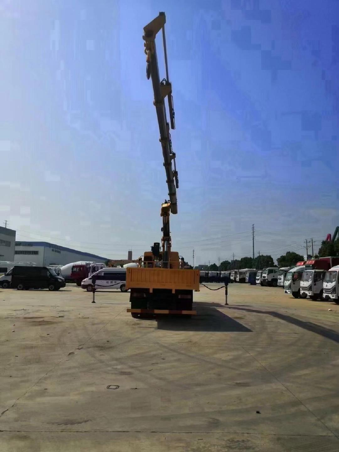 徐工21吨折臂随吊车清障车 高效、灵活的多功能救援利器